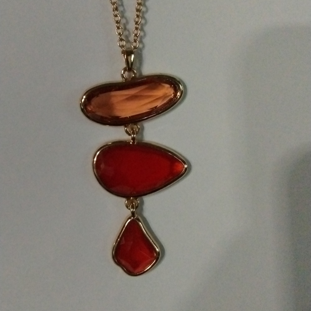 Avon Modern Reds Pendant Necklace